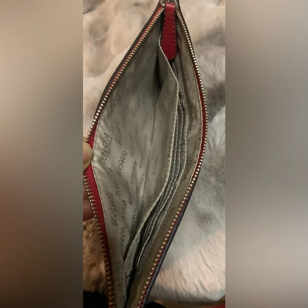 Michael Kors Women’s Scarlet Wristlet with Gold Accent. Like New - Picture 7 of 10